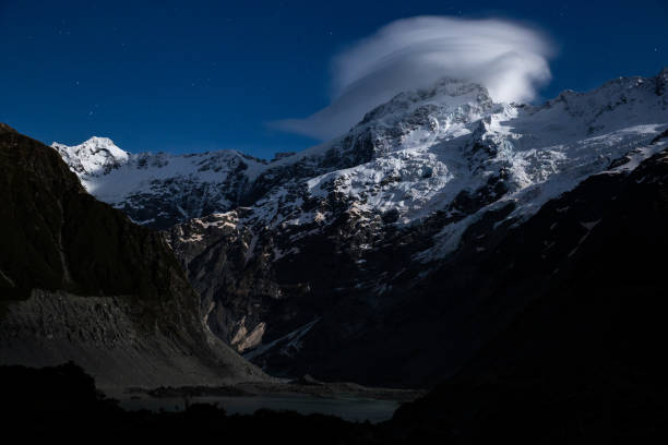 un nuage lenticulaire impressionnant s’accroche au-dessus du mont cook - remote alp snow glacier photos et images de collection