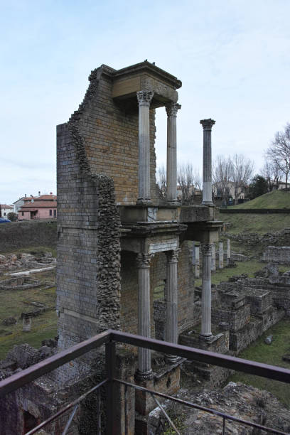 volterra, ruiny teatru rzymskiego - travel tourist roman forum rome zdjęcia i obrazy z banku zdjęć