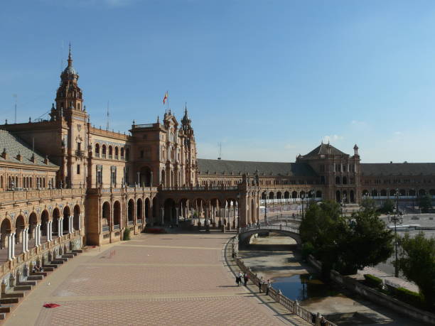 plaza de espana sevilla, andalusien, spanien - seville sevilla fountain palacio espanol stock-fotos und bilder