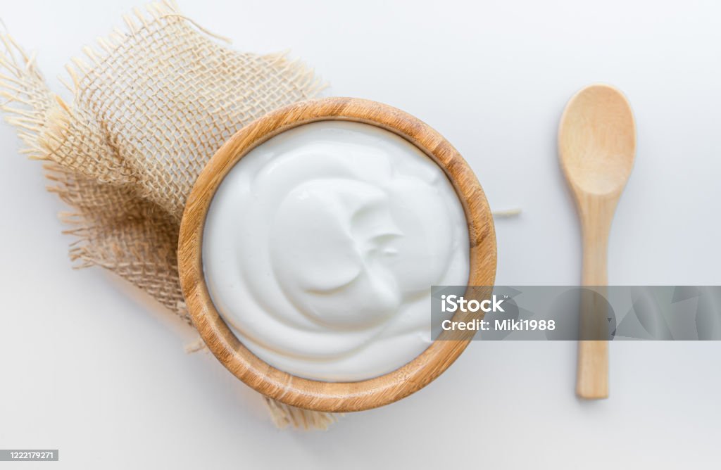 Desayuno saludable con yogur griego fresco sobre fondo - Foto de stock de Yogur libre de derechos