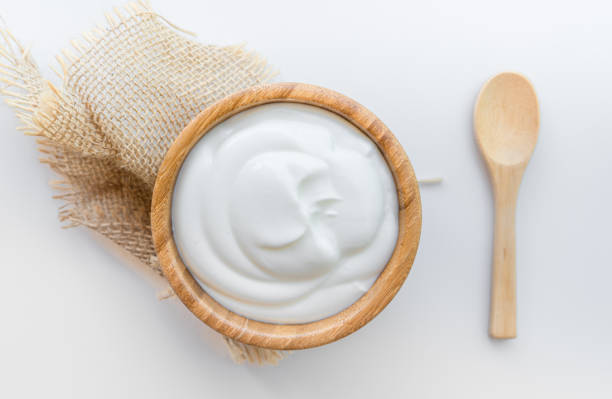 desayuno saludable con yogur griego fresco sobre fondo - leche fotos fotografías e imágenes de stock
