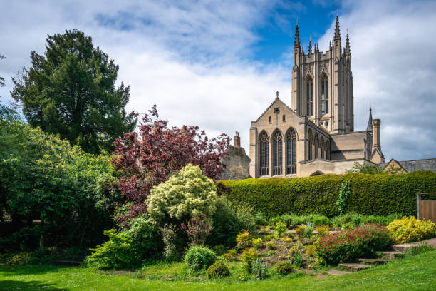 ベリーセントエドマンズの聖マリア教会 - ornamental garden cathedral church formal garden ストックフォトと画像