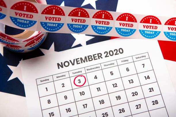 sfondo patriot con un calendario segnato il 3 novembre - voting election badge straight pin foto e immagini stock