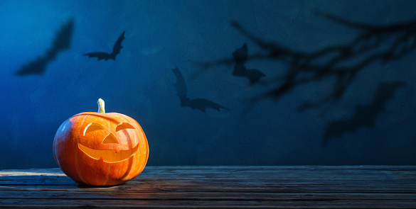 Calabaza de Halloween sobre fondo azul oscuro photo