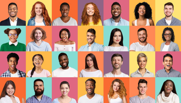 mosaïque de portraits de personnes avec des visages multiraciaux sur des arrière-plans colorés - people in a row in a row human face smiling photos et images de collection