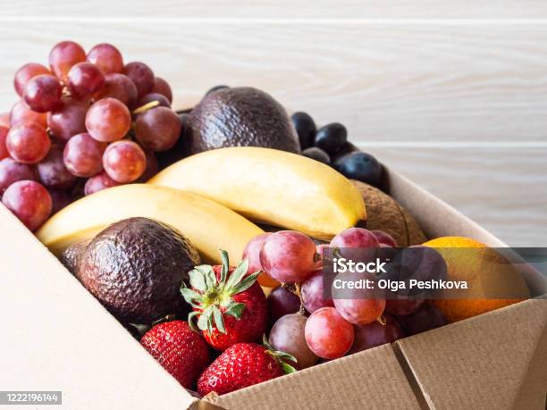 新鮮な果物が入った大きな段ボール箱スーパーマーケットからの商品の宅配の概念スペースをコピーする - 果物のストックフォトや画像を多数ご用意 - 果物, 贈り物, バリエーション