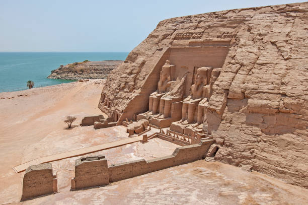 blick über den wichtigsten altägyptischen tempel in abu simbel - abu simbel stock-fotos und bilder