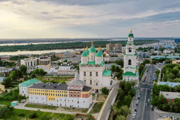 astrakhan, russia - 29 aprile 2019: vista dall'alto della città di astrakhan e del cremlino. russia - surrounding wall sky river dome foto e immagini stock