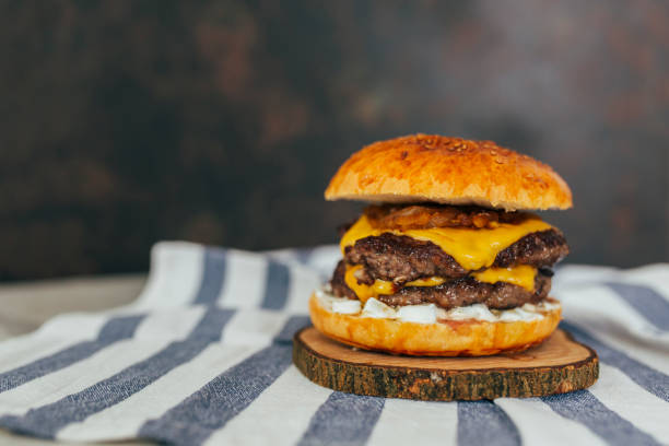 cheeseburger doppio fatto in casa - symmetry burger hamburger cheese foto e immagini stock