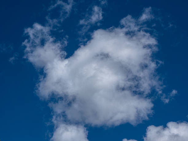 cumulus humilis nuvens textura de fundo - cumulus humilis - fotografias e filmes do acervo