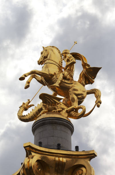 freedom monument - statua di san giorgio, memoriale a tbilisi, georgia - st george dragon mythology horse foto e immagini stock