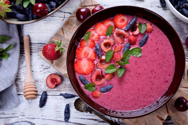 cuenco de batido de bayas - honeysuckle pink fotografías e imágenes de stock