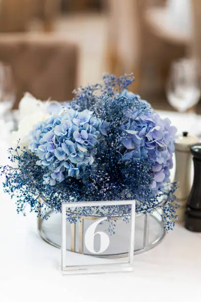 wedding table decoration by flowers