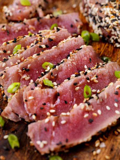nasiona sezamu skorupą stek z tuńczyka - tuna tuna steak steak spring onion zdjęcia i obrazy z banku zdjęć