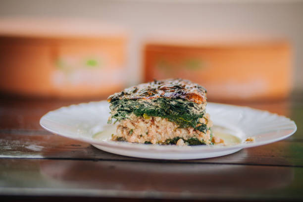 quiche z łososiem, serem i brokułami - baked breakfast cabbage cake zdjęcia i obrazy z banku zdjęć