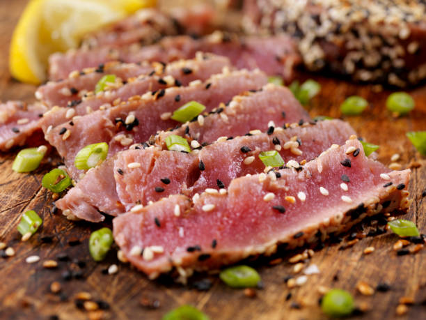 sesame seed crusted seared tuna steak - tuna tuna steak raw freshness imagens e fotografias de stock