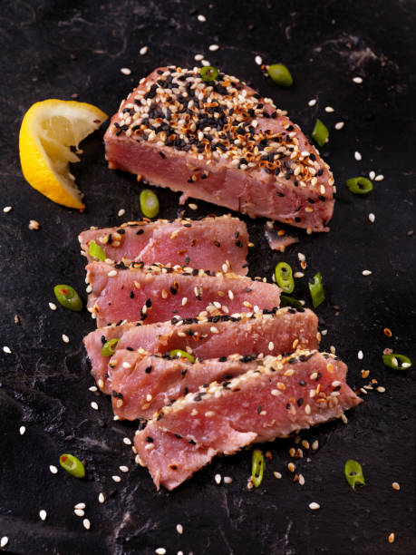 ゴマクラスト、マグロの海の海の海 - tuna tuna steak raw freshness ストックフォトと画像