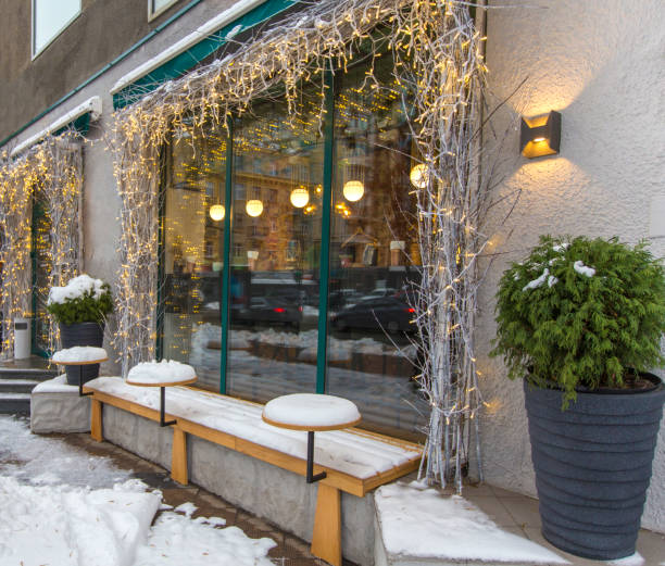 panoramische ramen met decoraties buiten, kopieerruimte - cafe snow stockfoto's en -beelden