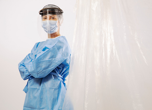 Mujer doctora detrás de una cortina aislada photo