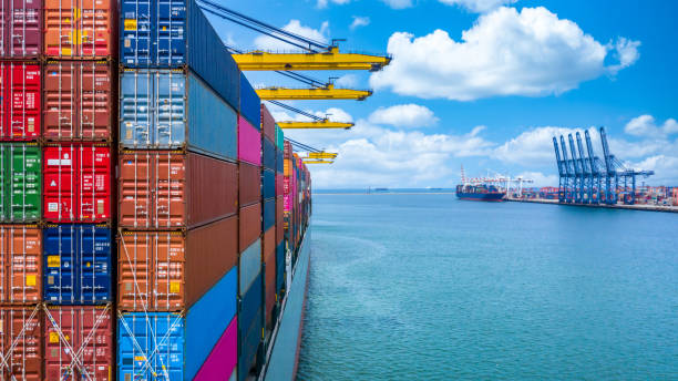 Container ship unloading in deep sea port, Global business logistic import export freight shipping transportation oversea worldwide container ship, Container vessel loading cargo cargo freight ship. descarga de buques de contenedores en el puerto de aguas profundas, transporte de transporte de transporte de transporte de transporte de transporte de transporte de transporte de transporte de carga de exportación de transporte marítimo en el extranjero