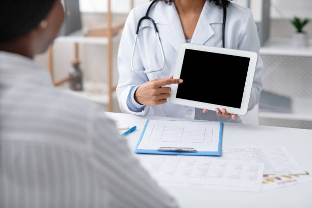 nutritionniste femelle affichant l’écran vide de tablette numérique dans le bureau - doctor digital display digital tablet healthcare and medicine photos et images de collection