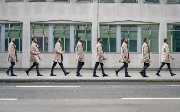 sequenz eines lässigen geschäftsmannes, der auf den straßen londons spazieren geht - phasenaufnahme stock-fotos und bilder