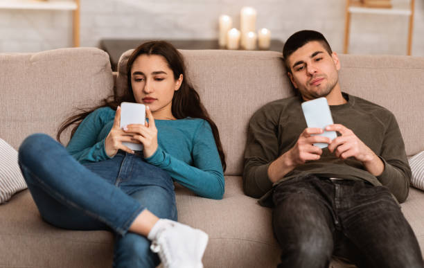 Pareja Indiferencia - Banco de fotos e imágenes de stock - iStock Pareja Indiferencia - Banco de fotos e imágenes de stock - iStock