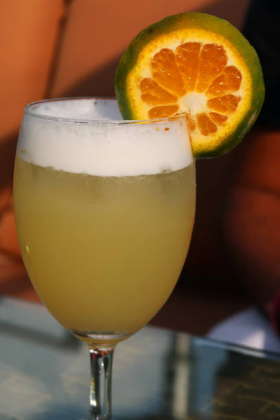 '피냐 콜라다' 알코올 칵테일/목테일 음료와 감귤류 과일 슬라이스 장식, 인도 바 배경 이미지 - hurricane cocktail 뉴스 사진 이미지