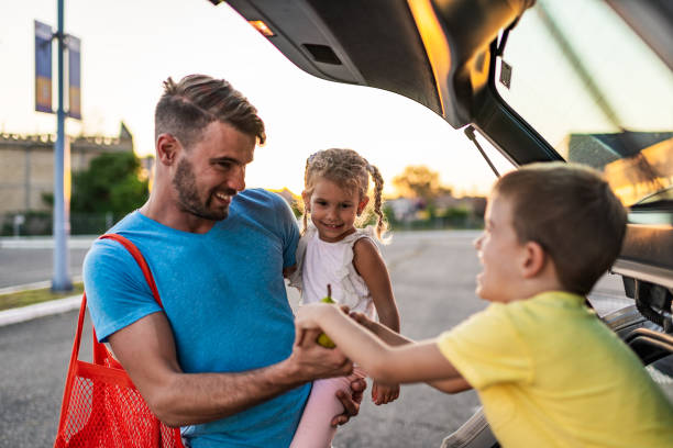 istock Single father at grocery shopping with children 1222238517