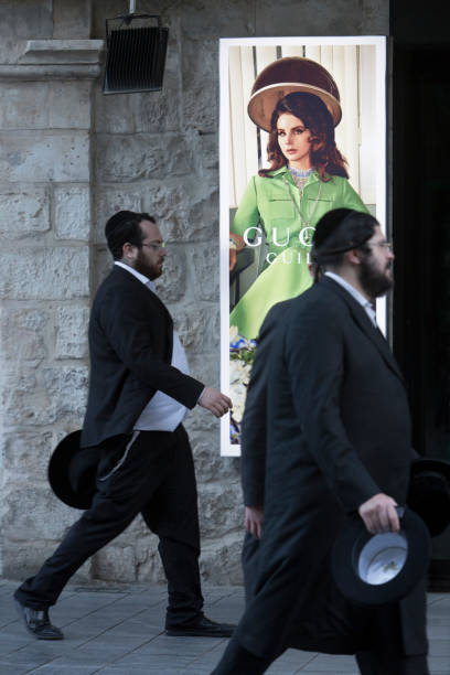 jerusalem, israel 9. mai 2019: hasidische juden mit yarmulke gehen auf die straße von jerusalem, israel - judaism jewish ethnicity hasidism rabbi stock-fotos und bilder