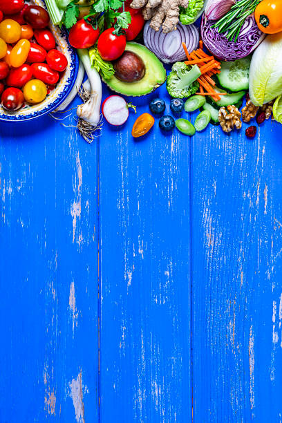 ビーガン食品:健康的な新鮮な野菜の国境。スペースをコピーする - ingredient broccoli cherry tomato carrot ストックフォトと画像