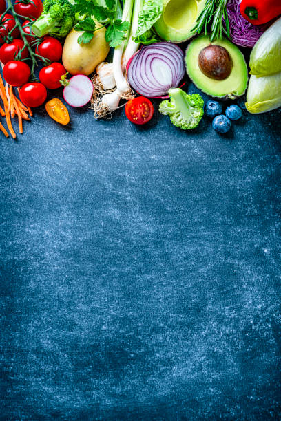ビーガン食品:健康的な新鮮な野菜の国境。スペースをコピーする - ingredient broccoli cherry tomato carrot ストックフォトと画像