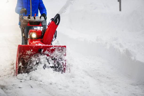 mann räumt oder entfernt schnee mit einer schneefräse - absence stock-fotos und bilder