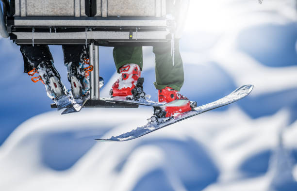 un remonte en las montañas dolomity. esquís en el aire durante el día de invierno. - skiing snow couple mountain fotografías e imágenes de stock