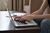online-arbeits-oder-heimbildungskonzept-hand-einer-jungen-freiberuflerin-die-von-einem.jpg?b=1&s=170x170&k=20&c=K5mGkkob5tNCTlO8XQ8BEQmcg3g7JAITPAFuQzhfdJE=