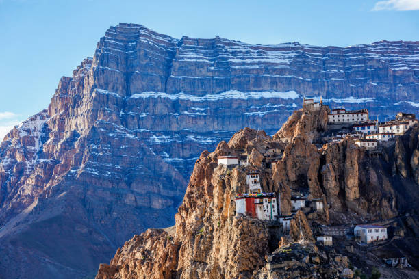 dhankar kloster thront auf einer klippe im himalaya, indien - tibetan buddhism stock-fotos und bilder