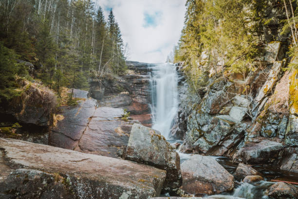 cascada solbergfossen en kanada cerca de lier en buskerud en noruega - waterfall river stream mountain fotografías e imágenes de stock