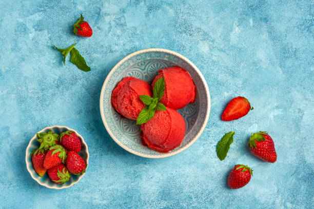 homemade strawberry ice cream , sorbet in bowl with mint leaves. top view - strawberry portion fruit ripe imagens e fotografias de stock