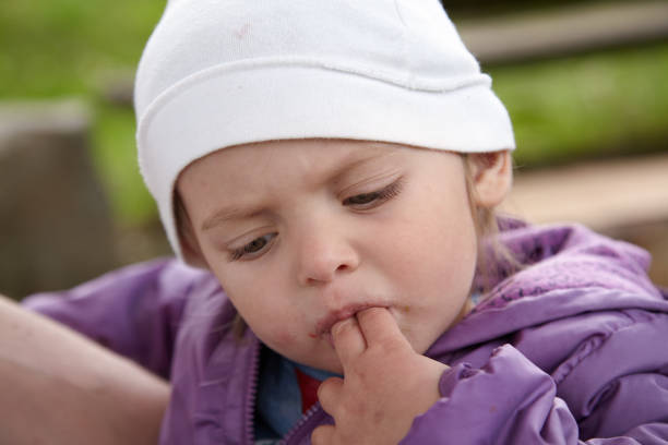 指を吸う子供 - finger in mouth ストックフォトと画像