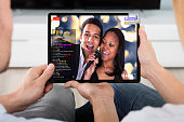 paar-blick-auf-haus-mit-digitalen-tablet.jpg?b=1&s=170x170&k=20&c=-8GGNBkR_NG0dVT5we2KV1uotEQ3_VT5_MUGDhxXJEs=