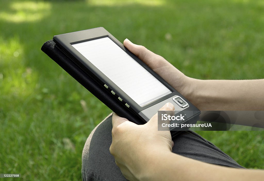 Mujer joven lectura, libro electrónico - Foto de stock de Adulto libre de derechos