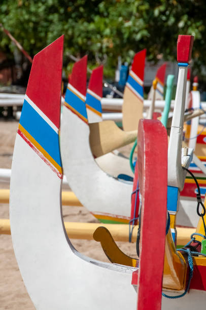 barcos de pesca jukung tradicionales en sanur beach sanur bali indonesia - jukung fotografías e imágenes de stock