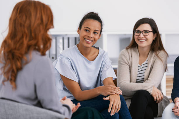 mujeres con problemas para sentarse juntas durante el asesoramiento - african descent addiction african ethnicity rudeness fotografías e imágenes de stock