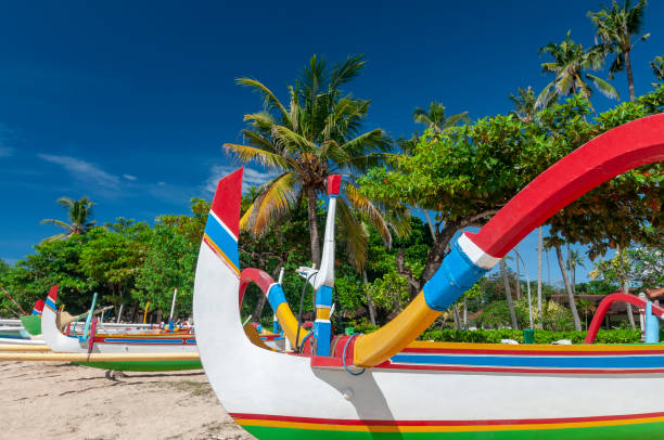 barcos de pesca jukung tradicionales en sanur beach sanur bali indonesia - jukung fotografías e imágenes de stock