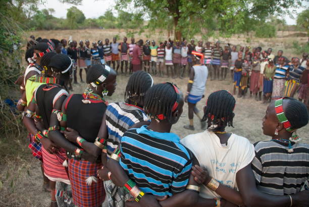 hamer men dance near dimeka, omo valley, ethiopia. - ceremonial dancing imagens e fotografias de stock