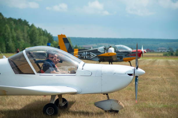 l’homme prend un selfie dans un cockpit d’avion léger, région de moscou, russie. - pilot cockpit airplane training photos et images de collection