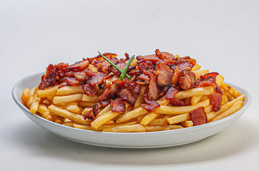 Pork chips with sliced bacon. served as input. Highly caloric and greasy appetizer. 
It can be accompanied with pepper sauces, various types of breads and herb mayonnaise, mustards among others. 
It's a calorie-high product. Harmonizes with various types of craft beers