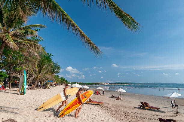 surfistas em kuta beach bali indonésia - tree large group of people sand sunbathing - fotografias e filmes do acervo