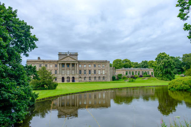 lyme hall historisches english stately home and park in cheshire, uk mit menschen, die sich in den gärten amüsieren - stockport stock-fotos und bilder