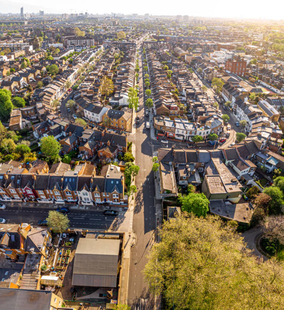 вид с воздуха на пригород лондона утром, великобритания - chiswick стоковые фото и изображения